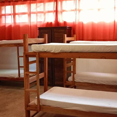 Funky Monkey Hostel & Yoga Rooftop Lounge , Arugambay Pottuvil Bagian luar foto
