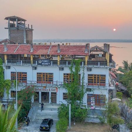 Funky Monkey Hostel & Yoga Rooftop Lounge , Arugambay Pottuvil Bagian luar foto