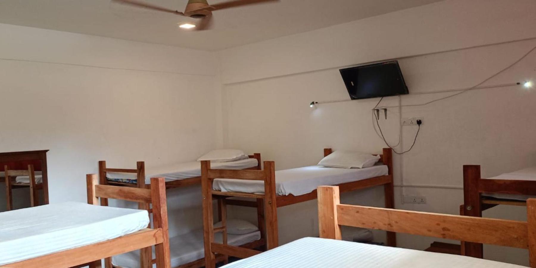 Funky Monkey Hostel & Yoga Rooftop Lounge , Arugambay Pottuvil Bagian luar foto