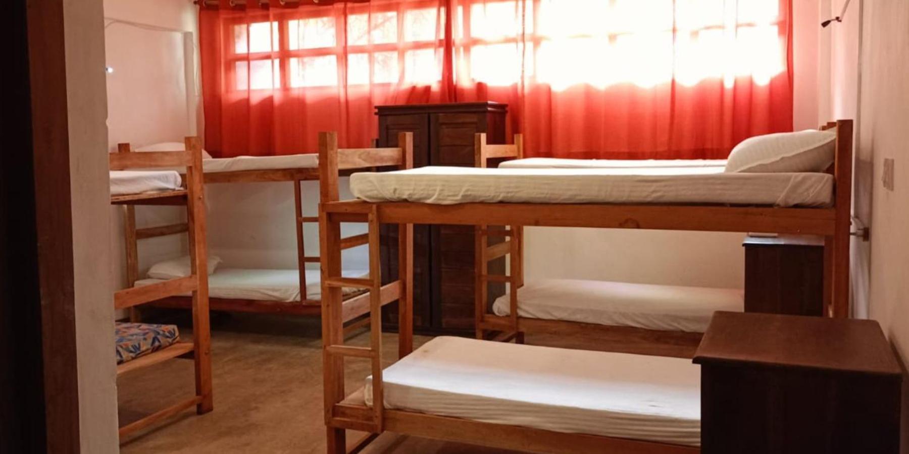 Funky Monkey Hostel & Yoga Rooftop Lounge , Arugambay Pottuvil Bagian luar foto