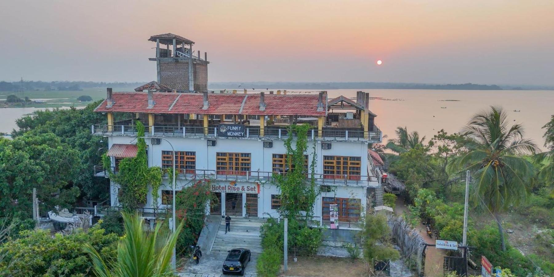 Funky Monkey Hostel & Yoga Rooftop Lounge , Arugambay Pottuvil Bagian luar foto